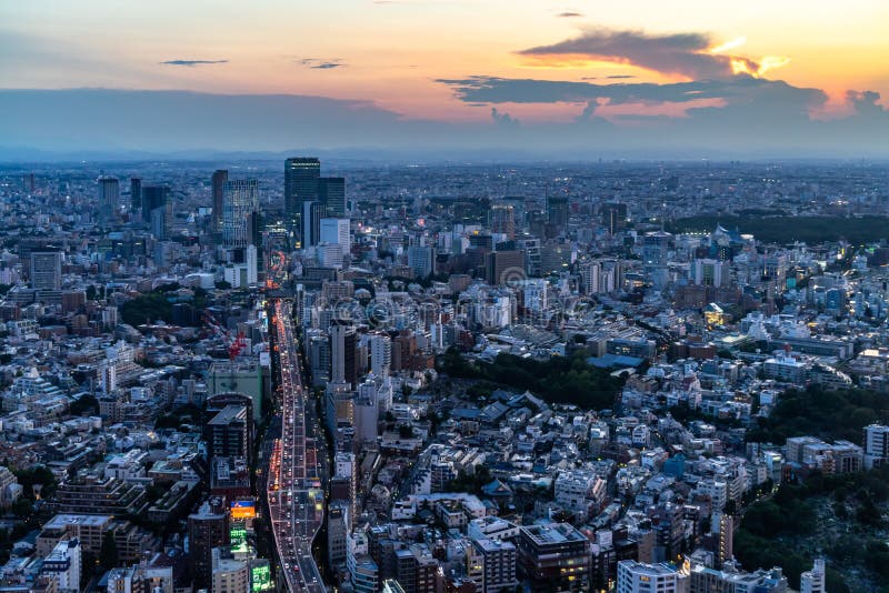日落时,东京市繁忙街道的空中拍摄 免版税库存照片 日落时,东京市繁忙街道的空中拍摄 免版税库存照片