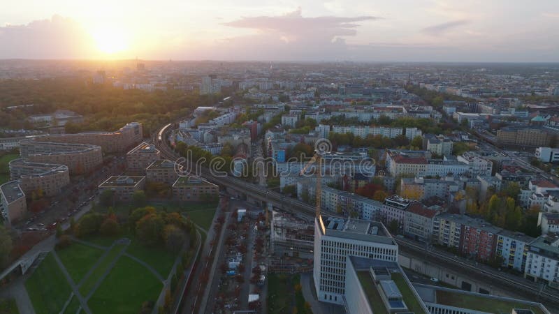 日落时的大都市全景. 城市自治区建筑物与秋色树. 柏林德国