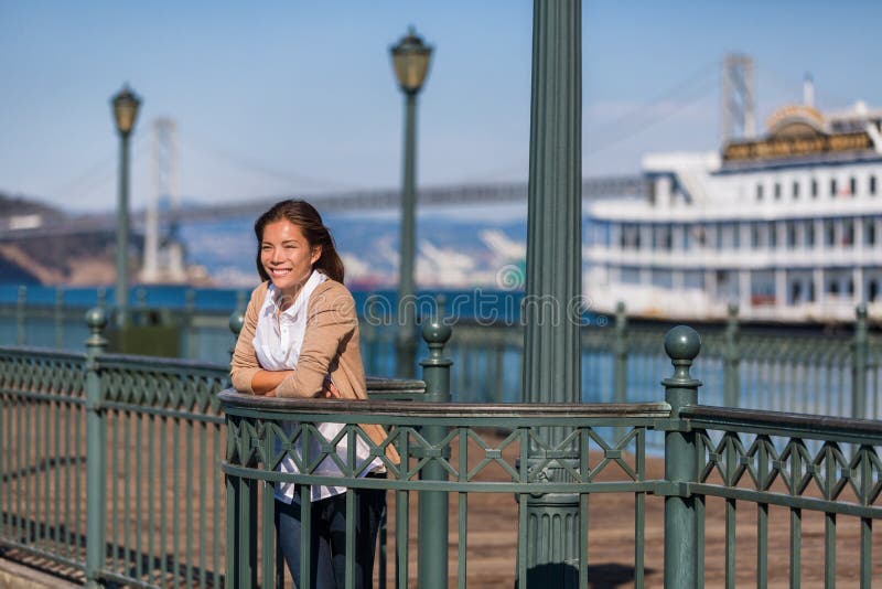 旧金山巡航假期旅行口岸码头的女孩游人  看港口的看法圣小游艇船坞的亚裔妇女