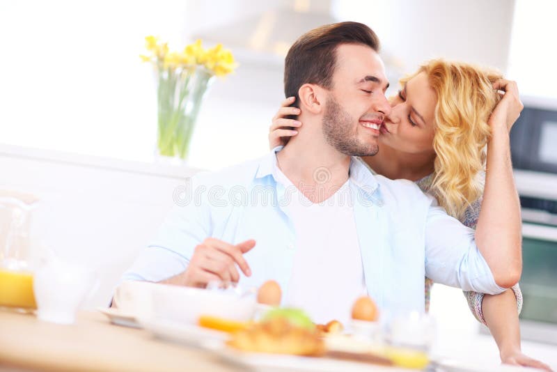 给早晨好亲吻的妇女她的丈夫 库存图片