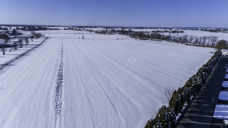 早晨雪鸟瞰图在门诺派中的严紧派的乡下的 库存照片 早晨雪鸟瞰图在门诺派中的严紧派的乡下的 库存照片