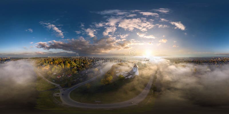 早晨雾天的360全景，以及中世纪城堡和长廊的空中景观，俯瞰旧城和长廊 免版税图库摄影