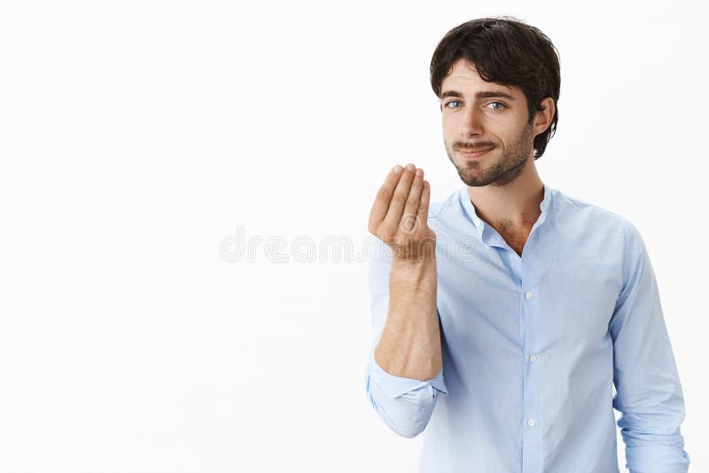 时刻支付债务 在傻笑时髦的衬衣的满意和快乐的年轻确信的商人做意大利姿态和 库存图片 时刻支付债务 在傻笑时髦的衬衣的满意和快乐的年轻确信的商人做意大利姿态和 库存图片