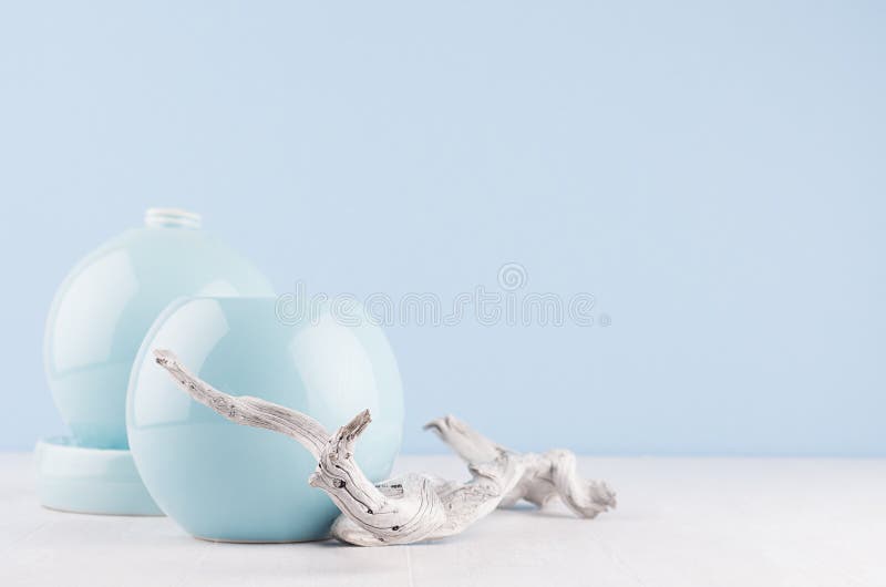 时尚在现代典雅的日本风格的家装饰-轻的软的蓝色陶瓷花瓶和老破旧的 