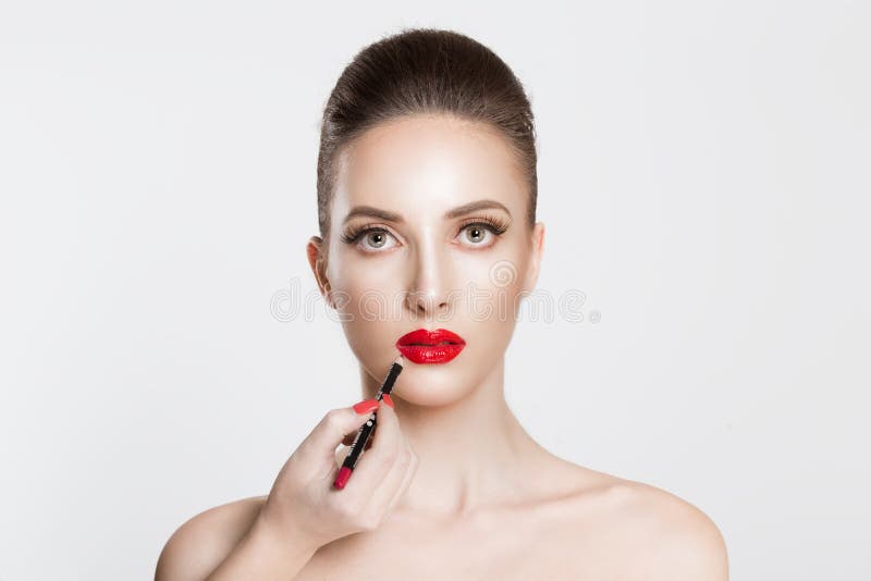 时尚模特美女美女，脸皮年轻健康，妆容时尚，嘴唇在美容院上画 女 免版税库存照片
