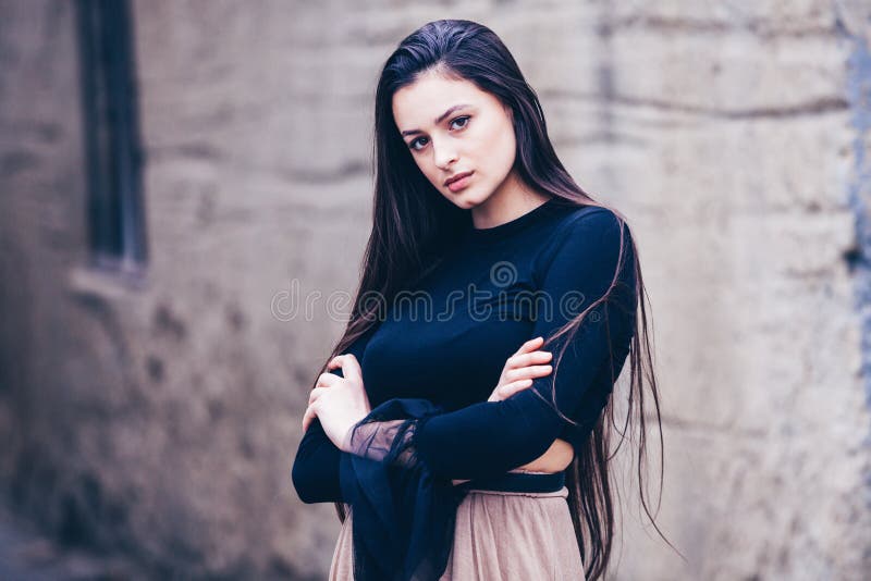时尚美黑发女装的时尚肖像 库存图片
