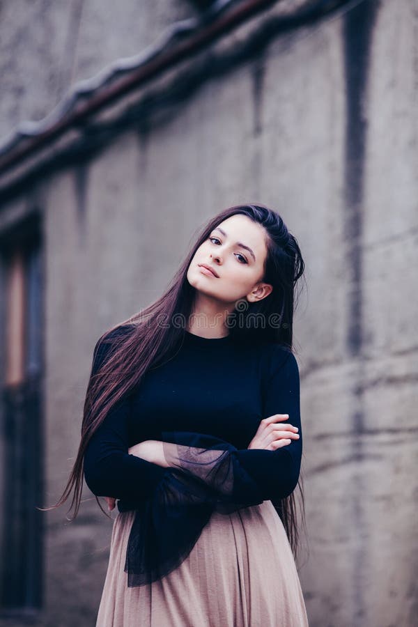 时尚美黑发女装的时尚肖像 免版税图库摄影