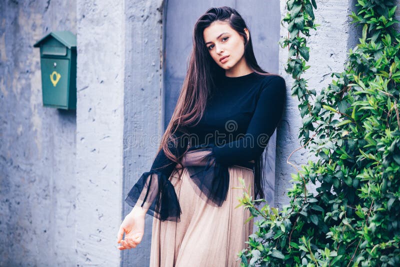 时尚美黑发女装的时尚肖像 免版税图库摄影