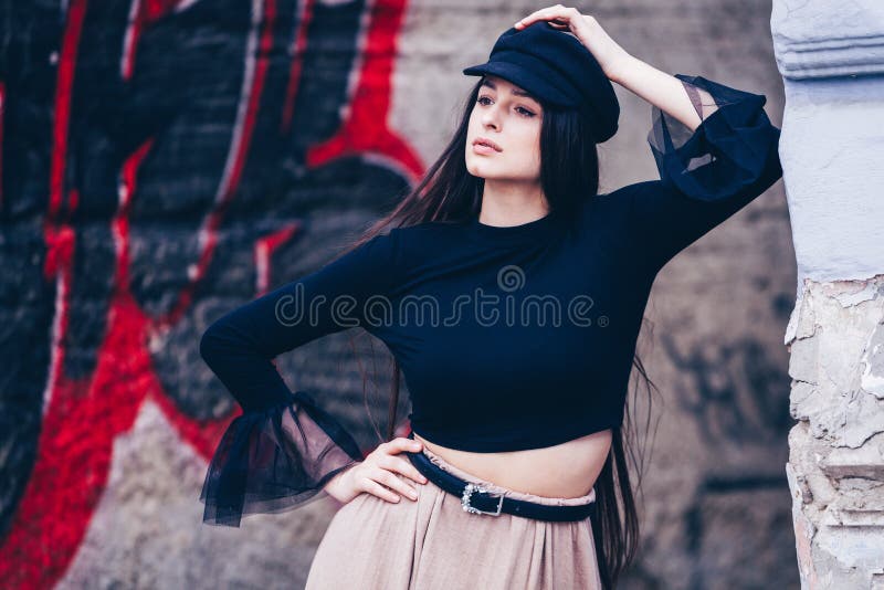 时尚美黑发女装的时尚肖像 免版税库存图片