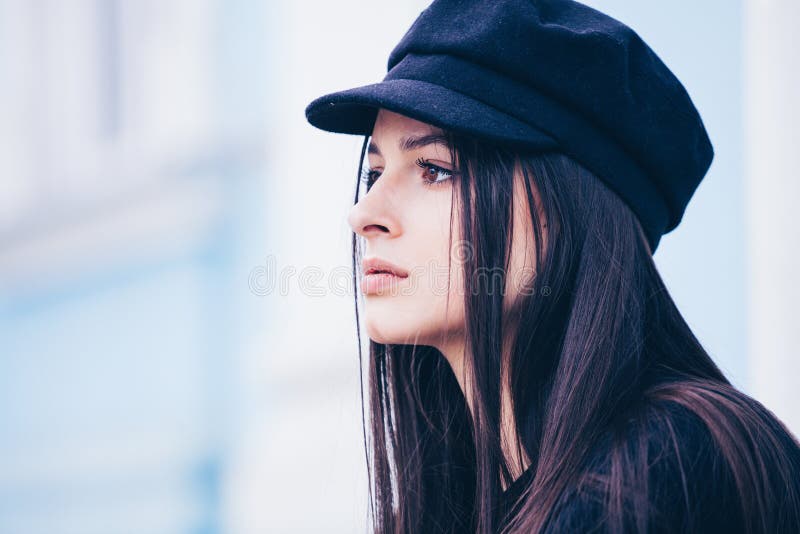 时尚美黑发女装的时尚肖像 库存照片