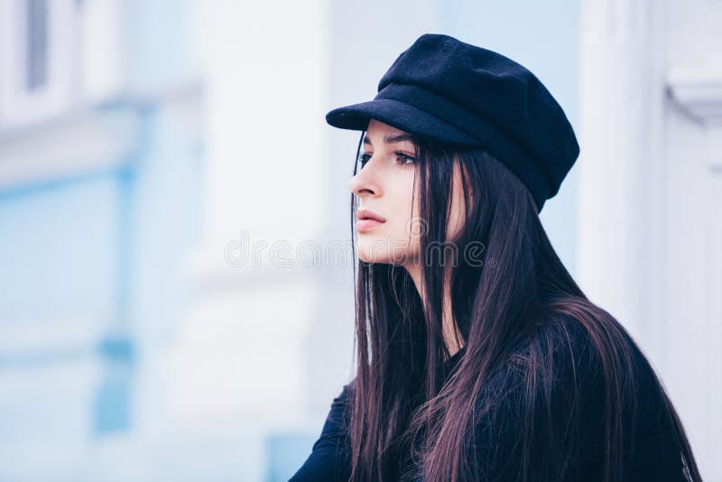 时尚美黑发女装的时尚肖像 库存图片