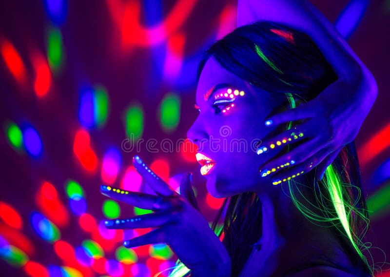 时尚迪斯科妇女 在霓虹灯,秀丽女孩画象的跳舞的模型有萤光构成的 图库摄影 时尚迪斯科妇女 在霓虹灯,秀丽女孩画象的跳舞的模型有萤光构成的 图库摄影
