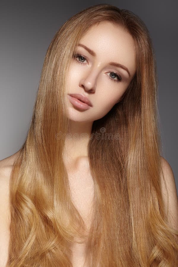 时尚长的头发 美丽的白肤金发的女孩 健康平直的发光的发型 秀丽妇女模型 光滑的发型 库存照片 时尚长的头发 美丽的白肤金发的女孩 健康平直的发光的发型 秀丽妇女模型 光滑的发型 库存照片