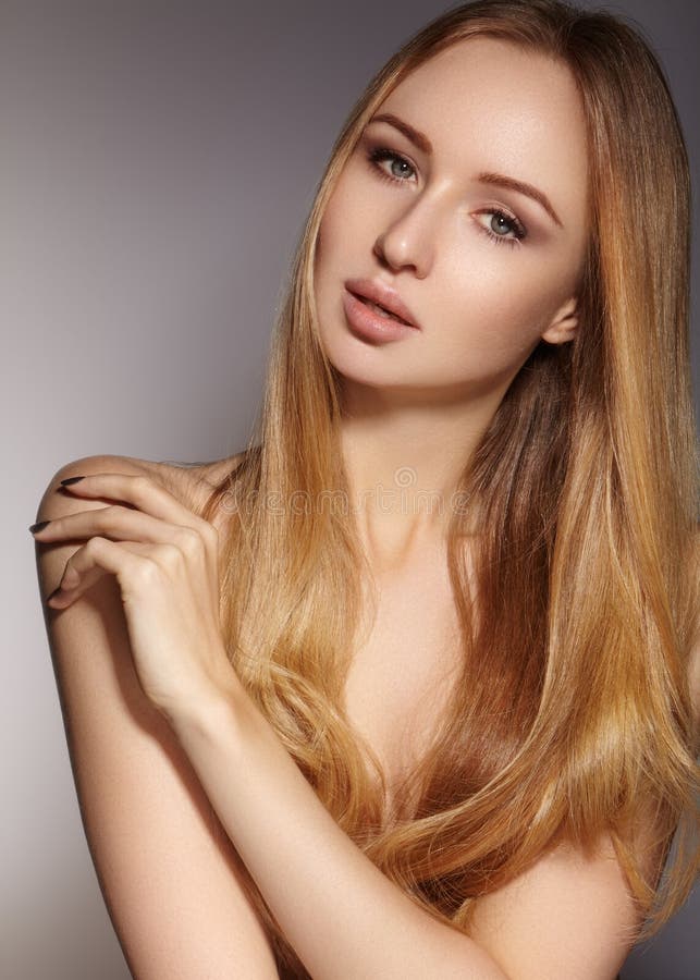 时尚长的头发 美丽的白肤金发的女孩 健康平直的发光的发型 秀丽妇女模型 光滑的发型 图库摄影 时尚长的头发 美丽的白肤金发的女孩 健康平直的发光的发型 秀丽妇女模型 光滑的发型 图库摄影