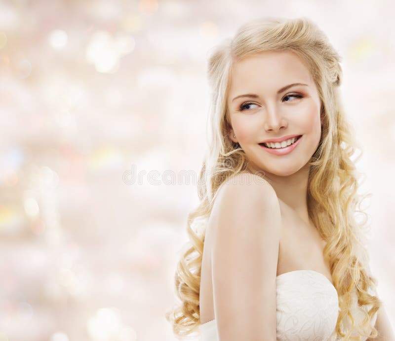 时装模特儿长的金发,妇女秀丽画象,愉快的女孩 免版税库存图片