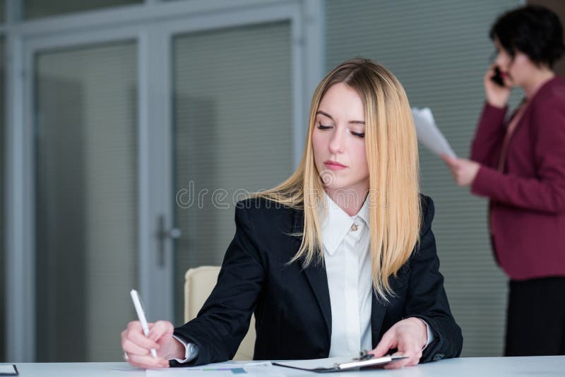 时髦严肃的确信的繁忙的女商人 免版税图库摄影 时髦严肃的确信的繁忙的女商人 免版税图库摄影