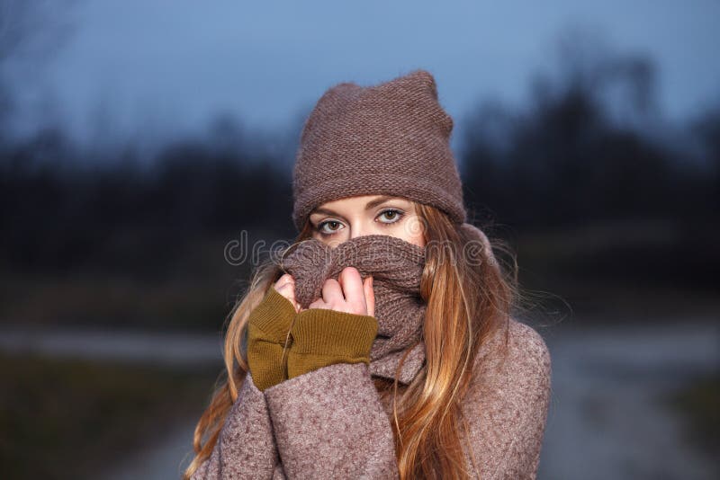 时髦都市的时髦的白肤金发的妇女穿破摆在冷气候森林公园 葡萄酒过滤器影片饱和的颜色 秋天心情conce 免版税库存照片 时髦都市的时髦的白肤金发的妇女穿破摆在冷气候森林公园 葡萄酒过滤器影片饱和的颜色 秋天心情conce 免版税库存照片
