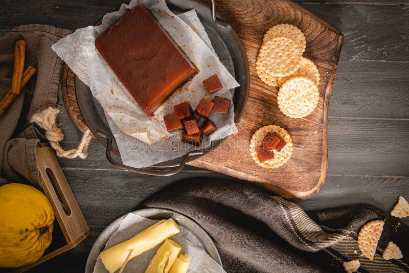 昆斯奶酪或马梅拉达是一种甜稠的木瓜果浆. 饼干装在厨房壁炉上 图库摄影