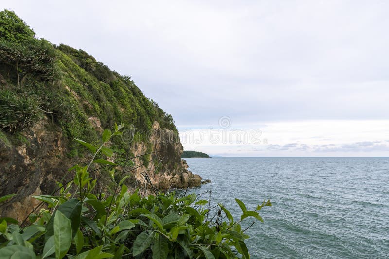 明亮的蓝天下，美丽的海景和山景. 泰国明蓝的天空下，美丽的海山景