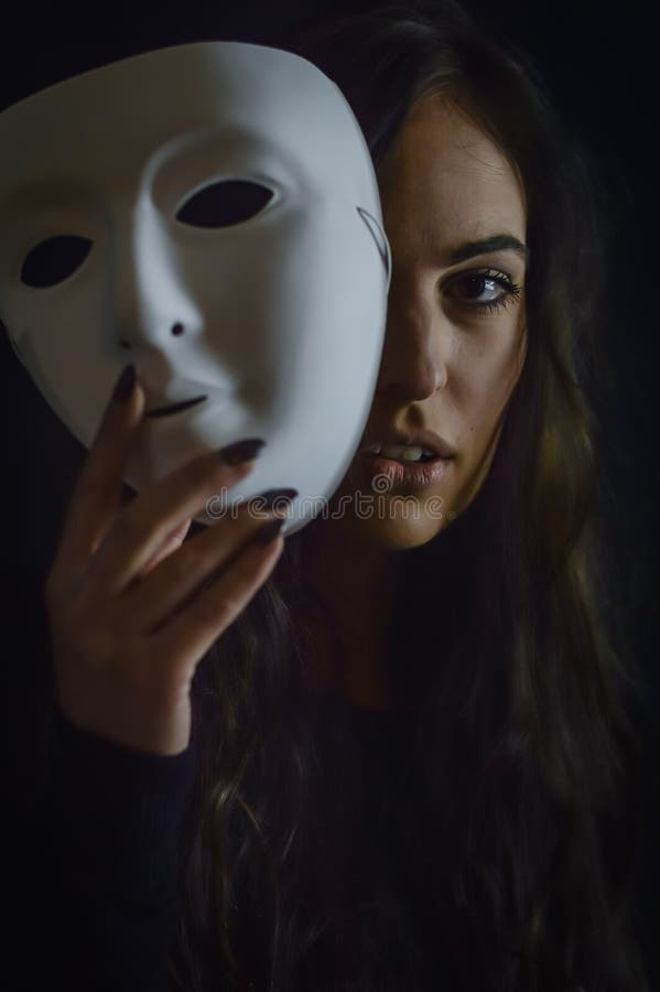 是一个真实而真实的概念肖像,画的是一个长发、摘下面具的漂亮 是一个真实而真实的概念肖像,画的是一个长发、摘下面具的漂亮