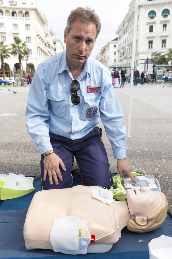 显示在训练玩偶的辅导员CPR 释放急救