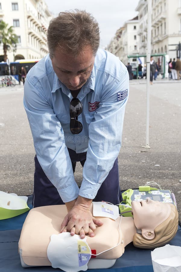显示在训练玩偶的辅导员CPR 释放急救