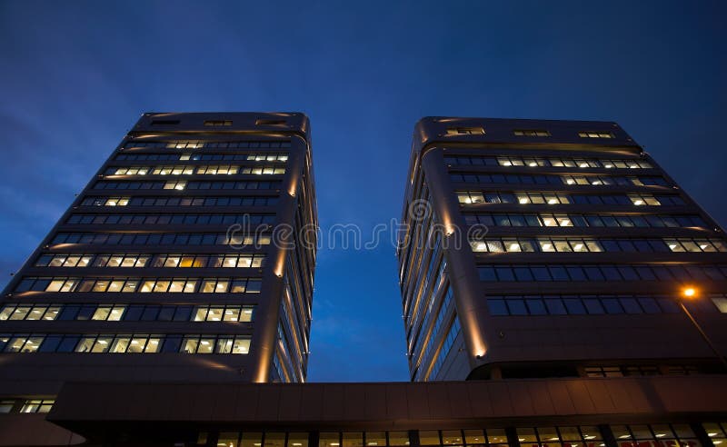 晚上办公室 免版税库存图片