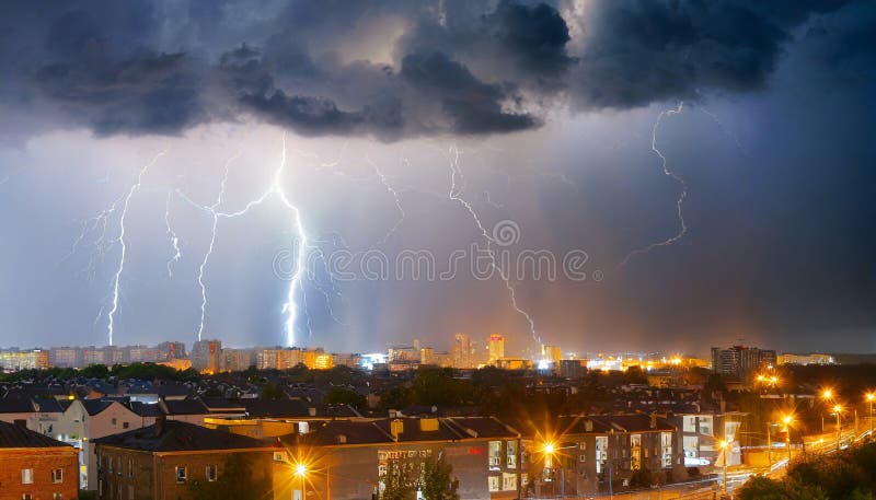 In this breathtaking image, the primal power of nature merges with the urban backdrop of a vibrant city. A raging storm whips through the streets, the trees bend under the force of the wind and clouds pile up into dark shapes in the sky. The atmosphere is charged with the energy of an approaching thunderstorm.Suddenly, a blinding flash of lightning flashes across the sky, breaking through the darkness and casting a dazzling glow on the buildings and the raindrops that swirl through the air in a wild dance. The thunderous sound of the storm echoes through the streets, giving the scene a dramatic intensity.Despite the brutal force of nature, the city exudes a strange calm, as if it were taking on the challenge and proving its own strength. This stunning image captures the fleeting moment when the forces of nature and civilization mesmerize in a fascinating way. In this breathtaking image, the primal power of nature merges with the urban backdrop of a vibrant city. A raging storm whips through the streets, the trees bend under the force of the wind and clouds pile up into dark shapes in the sky. The atmosphere is charged with the energy of an approaching thunderstorm.Suddenly, a blinding flash of lightning flashes across the sky, breaking through the darkness and casting a dazzling glow on the buildings and the raindrops that swirl through the air in a wild dance. The thunderous sound of the storm echoes through the streets, giving the scene a dramatic intensity.Despite the brutal force of nature, the city exudes a strange calm, as if it were taking on the challenge and proving its own strength. This stunning image captures the fleeting moment when the forces of nature and civilization mesmerize in a fascinating way.