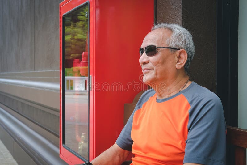 更老的人坐长凳 年长男性放松户外 seni 免版税库存图片 更老的人坐长凳 年长男性放松户外 seni 免版税库存图片