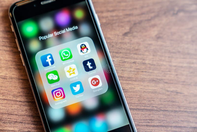 曼谷,泰国- 2018年10月5日, :与普遍的社会媒介app象的iPhone在2018年是时髦的 Facebook, Whatsapp, QQ,我们 库存图片 曼谷,泰国- 2018年10月5日, :与普遍的社会媒介app象的iPhone在2018年是时髦的 Facebook, Whatsapp, QQ,我们 库存图片
