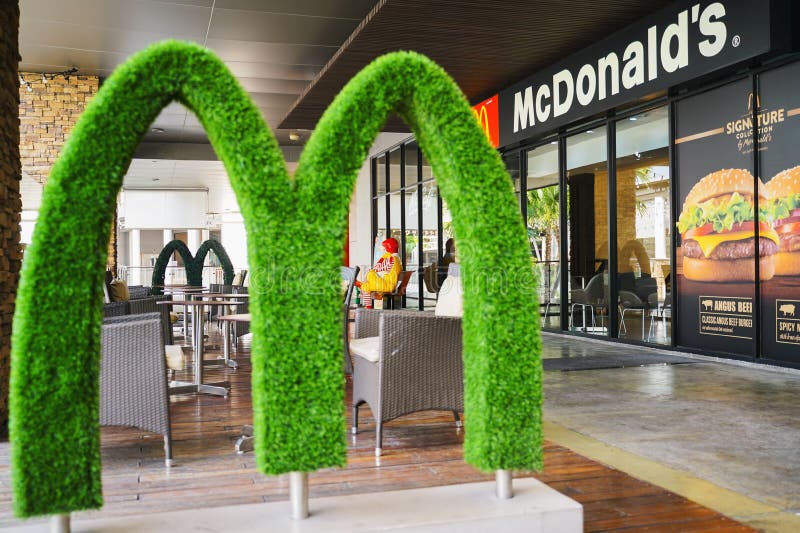曼谷,泰国11月22,2018:罗纳德在Mc唐纳德的餐馆前面的Mc唐纳德的后部有被弄脏的M阿尔卑斯的 库存图片 曼谷,泰国11月22,2018:罗纳德在Mc唐纳德的餐馆前面的Mc唐纳德的后部有被弄脏的M阿尔卑斯的 库存图片