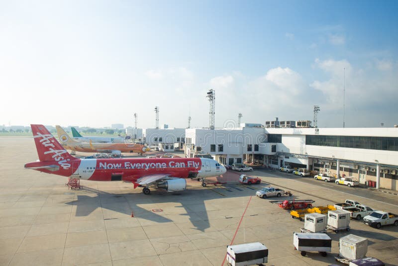 曼谷-5月5日:5月5,2015的廊曼国际机场在泰国 亚洲航空和泰国Nok空气是航空公司在唐Muea 免版税库存图片 曼谷-5月5日:5月5,2015的廊曼国际机场在泰国 亚洲航空和泰国Nok空气是航空公司在唐Muea 免版税库存图片