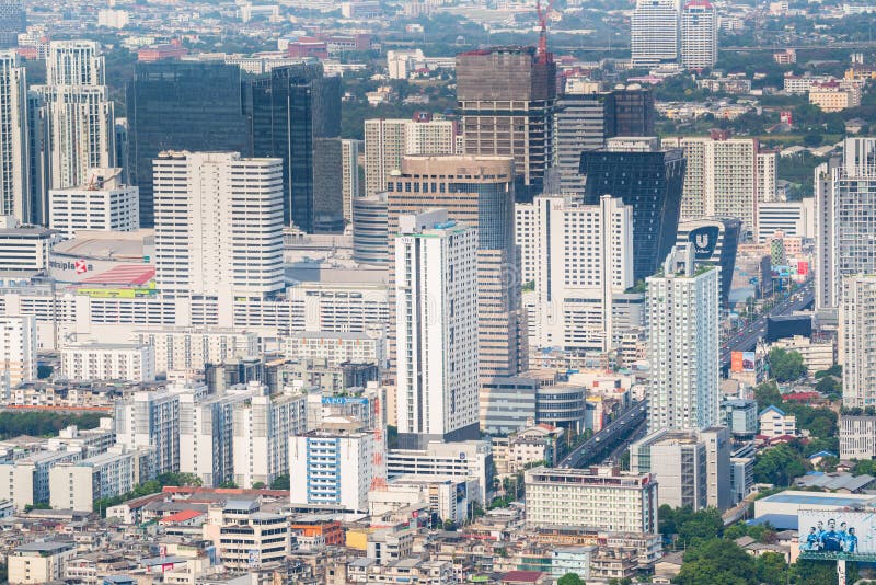 曼谷，泰国- 2016年4月20日：曼谷地平线看法在晚上 这张照片拍了在商业中心 免版税库存照片