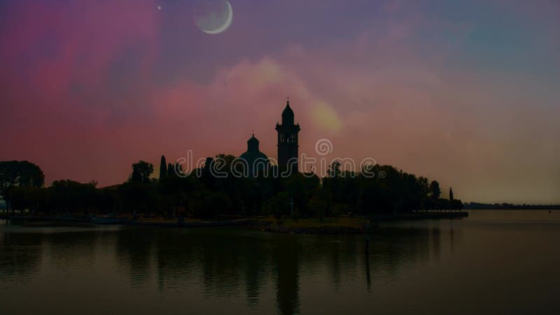 月亮下巴洛克式的教堂剪影. 泻湖反射场景.