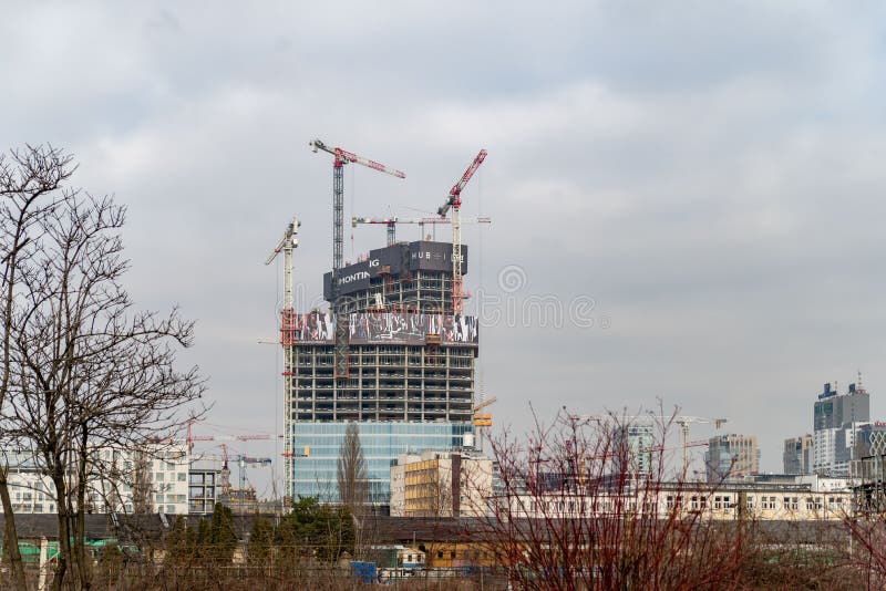 12月老波兰城镇华沙 2019年2月18日 一个新的摩天大楼的建筑 大厦的看法从路的 建筑用起重机 库存图片 12月老波兰城镇华沙 2019年2月18日 一个新的摩天大楼的建筑 大厦的看法从路的 建筑用起重机 库存图片