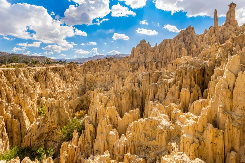 月谷或山谷德拉卢纳侵蚀了玻利维亚拉巴斯附近的砂岩尖峰全景 免版税图库摄影 月谷或山谷德拉卢纳侵蚀了玻利维亚拉巴斯附近的砂岩尖峰全景 免版税图库摄影
