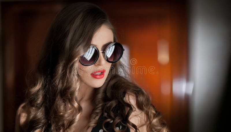 有黑太阳镜和长的卷发的妇女 美丽的纵向妇女 塑造年轻模型艺术照片与太阳镜的 免版税库存照片 有黑太阳镜和长的卷发的妇女 美丽的纵向妇女 塑造年轻模型艺术照片与太阳镜的 免版税库存照片