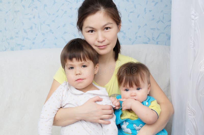 有两个女儿、多民族家庭与亚裔妈妈和小女孩的母亲 图库摄影 有两个女儿、多民族家庭与亚裔妈妈和小女孩的母亲 图库摄影
