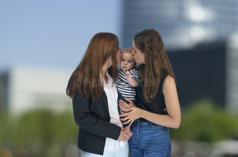 有他们的婴孩的女同性恋的母亲 同性恋家庭,女同性恋的爱 库存照片