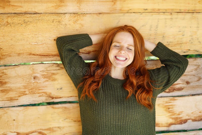 有低贱咧嘴的愉快的年轻红头发人妇女 库存图片 有低贱咧嘴的愉快的年轻红头发人妇女 库存图片