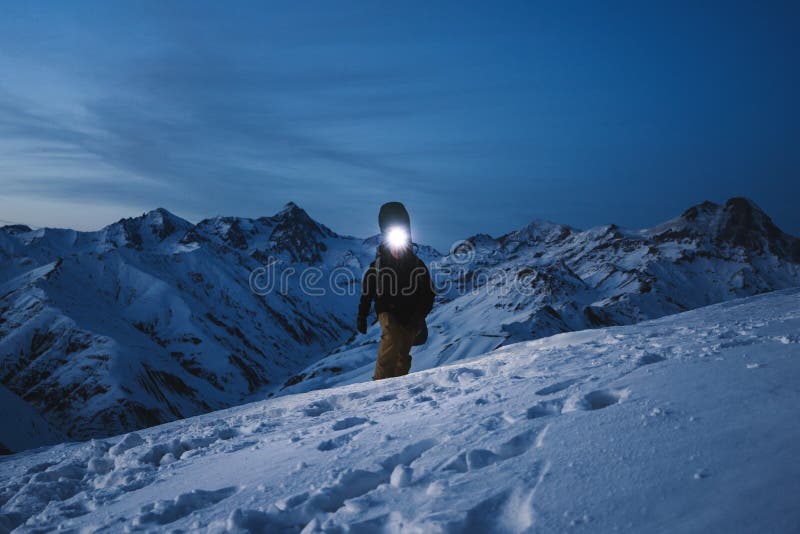 有前灯的勇敢的探险家承诺夜攀登给一座陡峭的多雪的山 佩带的滑雪穿戴和背包 Snowboar 库存图片 有前灯的勇敢的探险家承诺夜攀登给一座陡峭的多雪的山 佩带的滑雪穿戴和背包 Snowboar 库存图片