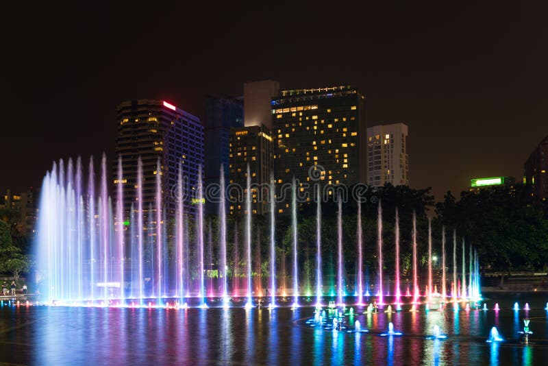 有启发性喷泉在晚上在现代城市