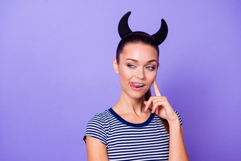 有吸引力的优等的别致的夫人青年周道的梦想浪漫史画象吸引男朋友接触下巴现代震惊 免版税库存图片 有吸引力的优等的别致的夫人青年周道的梦想浪漫史画象吸引男朋友接触下巴现代震惊 免版税库存图片