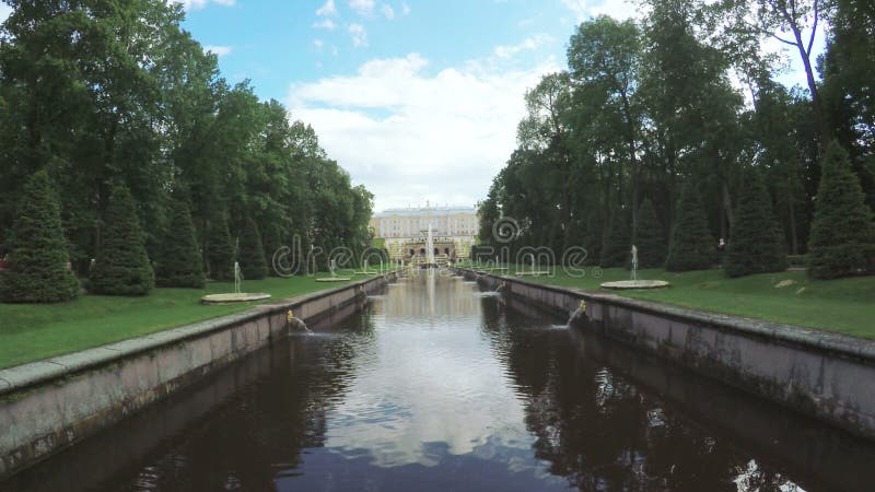 有喷泉的海峡在Peterhof