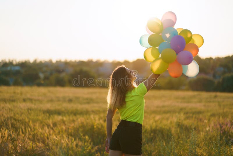 有大束的少女五颜六色的气球