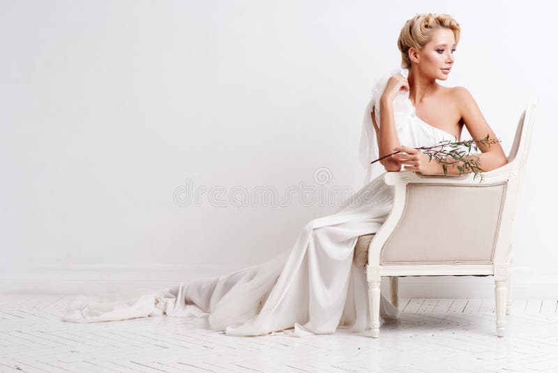 有婚礼发型和构成的秀丽妇女 新娘时尚 艺术秀丽方式珠宝照片 白色礼服的，完善的皮肤，金发妇女 免版税库存图片