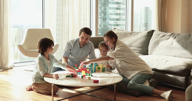 有孩子的家庭在现代家庭玩木块