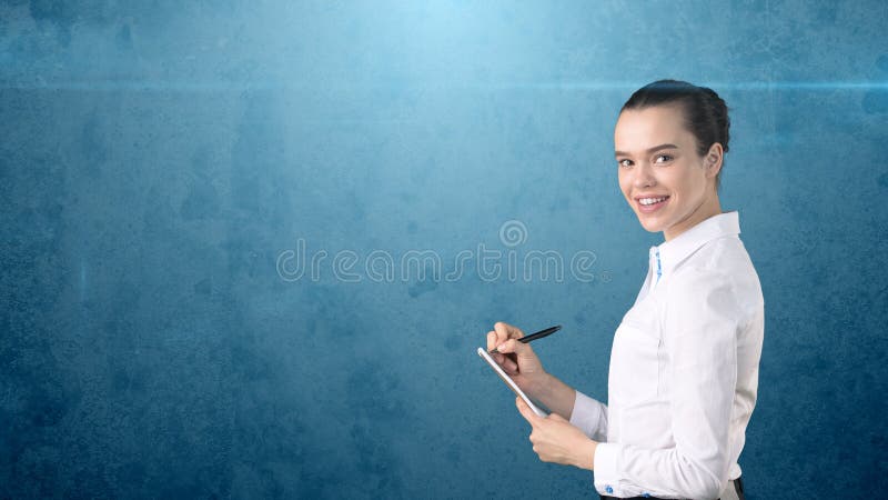 有小圆面包文字的专业确信的女实业家在演播室背景隔绝的她的组织者 到达天空的企业概念金黄回归键所有权 免版税库存图片 有小圆面包文字的专业确信的女实业家在演播室背景隔绝的她的组织者 到达天空的企业概念金黄回归键所有权 免版税库存图片