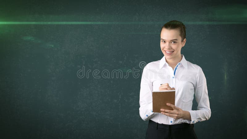 有小圆面包文字的专业确信的女实业家在演播室背景隔绝的她的组织者 到达天空的企业概念金黄回归键所有权 免版税库存照片 有小圆面包文字的专业确信的女实业家在演播室背景隔绝的她的组织者 到达天空的企业概念金黄回归键所有权 免版税库存照片