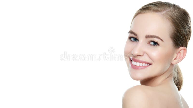 有干净的皮肤的美丽的年轻白肤金发的微笑的妇女，自然构成和完善白色牙